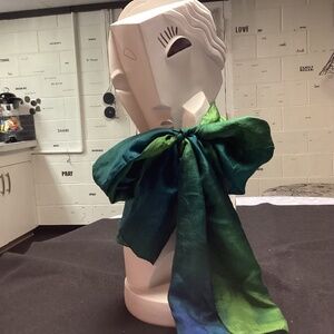 SILK SCARF GREENS N BLUE SHEEN LIKE NEW 💙💚💙💚💙💚